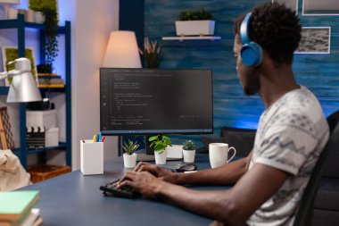 Afrikalı Amerikalı kodlayıcı çalışan programlama iş kodu
