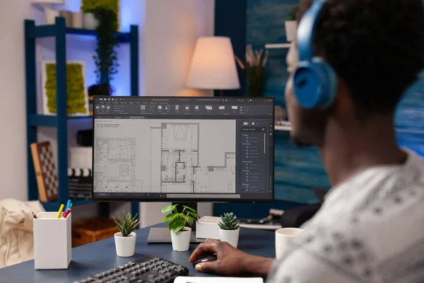 아프리카 계 미국인 건축가 거실에 책상에 앉아 있는 모습 — 스톡 사진
