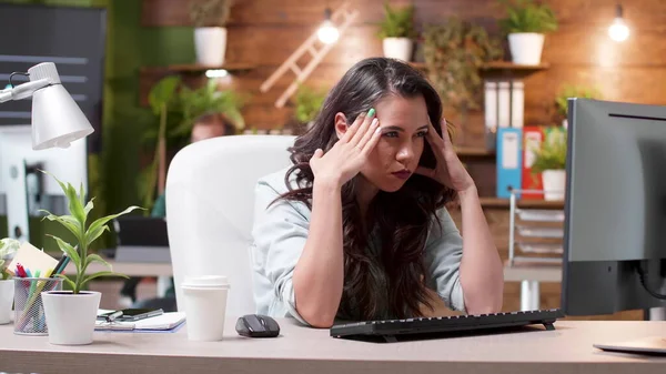 Gestresste müde Geschäftsfrau sitzt am Schreibtisch und hat Kopfschmerzen mit den Händen an den Schläfen — Stockfoto