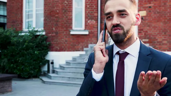 Retrato de homem de negócios em traje diplomático em pé fora na frente do escritório da empresa startup — Fotografia de Stock