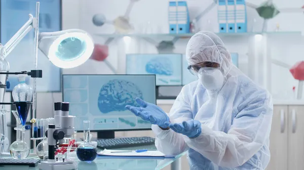 Pesquisador cientista engenheiro médico vestindo equipamentos ppe analisando a atividade cerebral — Fotografia de Stock