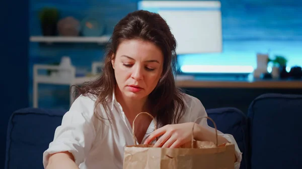 Primer plano de la mujer de negocios con comida para llevar —  Fotos de Stock