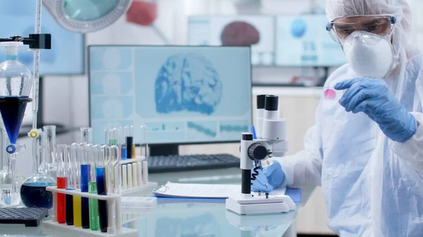 Pesquisador cientista segurando slide médico analisando amostra de sangue escrevendo perícia médica — Fotografia de Stock
