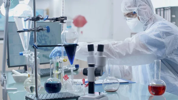 Médico pesquisador cientista que trabalha com vidraria médica durante a experiência bioquímica — Fotografia de Stock