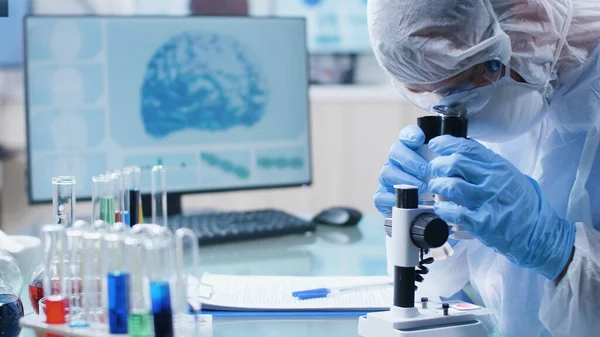 利用医学显微镜分析DNA样品的科学家、化学家、研究人员 — 图库照片
