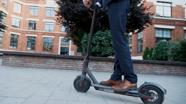 Executive manager paardrijden elektrische scooter vooruit langs startup bedrijf — Stockfoto
