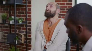 Üzgün adamın ağlamasını ve alkol bağımlılığı hikayesini A.A. toplantısındaki insanlarla paylaşmasını kapatın.