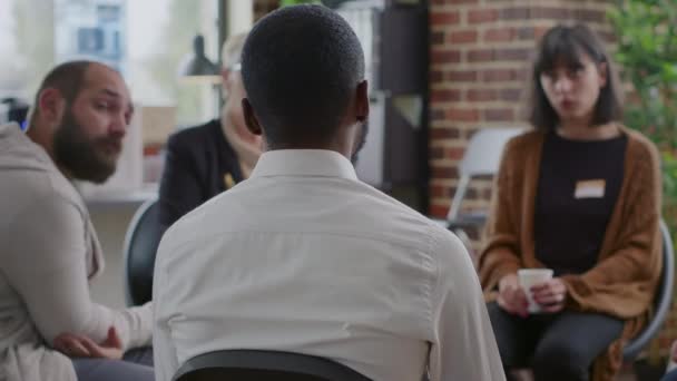 Close up de homem afro-americano discutindo o vício em álcool na sessão de terapia aa — Vídeo de Stock