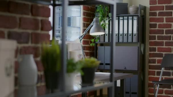 Zblízka chladič vody a kávovar na stole — Stock video