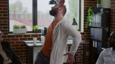 A.A. grup terapisinde öfke kontrolü sorunu olan bir adama yakın çekim.