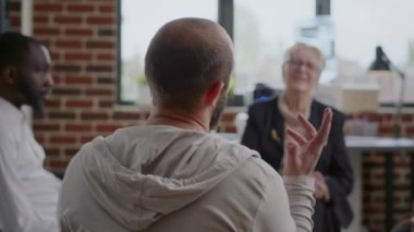 Adsız Alkolikler toplantısındaki akıl sağlığı sorunlarından yakınan adama yakın durun.