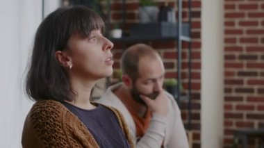 Bağımlılığı olan, ağlayan ve A.A. grup toplantısında sinirsel tepkiler veren bir kadın.