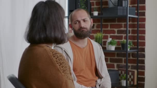 Close-up de homem e mulher tendo discussão sobre o vício na sessão de terapia aa — Vídeo de Stock
