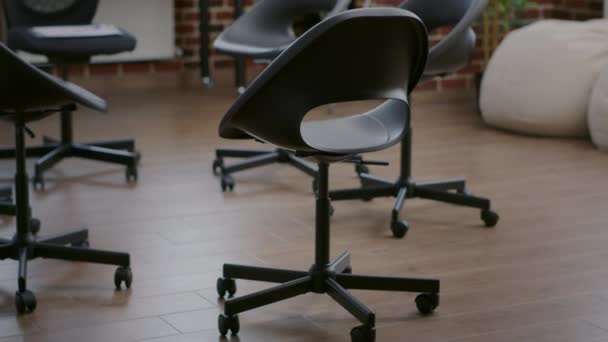 Espacio de reunión aa vacío con sillas en círculo preparadas para personas en terapia de grupo de apoyo — Vídeos de Stock