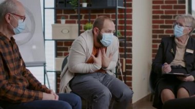 Öfke kontrolü sorunu olan bir adam terapi seansında psikiyatrist ile konuşuyor.