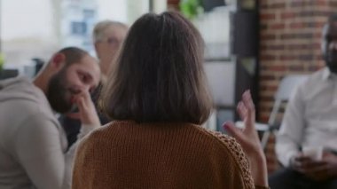 Adsız Alkolikler toplantısındaki insanlara bağımlılık hikayelerini anlatan kadınlara yakın durun.