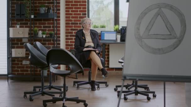 Woman psychiatrist waiting on people to attend aa group therapy meeting — Stock Video