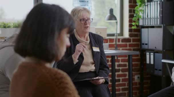 Närbild av kvinnlig rådgivare som har samtal med människor i cirkel på aa terapi session — Stockvideo