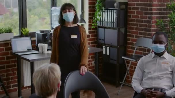 Donna disperata con maschera facciale che spiega i problemi di gestione della rabbia al terapeuta all'incontro di aa — Video Stock