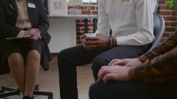 Közelkép afro-amerikai kezében kávé remegő kezekben egy aa terápiás ülésen — Stock videók
