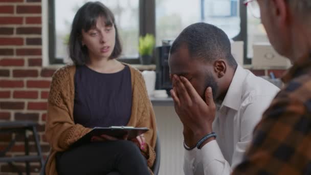 Close up do homem afro-americano reclamando sobre problemas de saúde mental em uma reunião aa — Vídeo de Stock