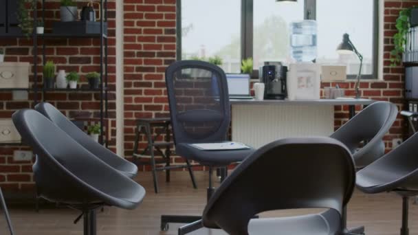 Espace de réunion vide aa avec chaises en cercle préparées pour la thérapie de groupe — Video