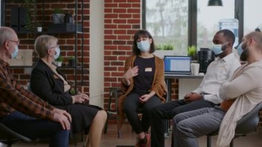 Üzgün kadın salgın sırasında A.A. terapi seansında insanların önünde günah çıkarıyor.