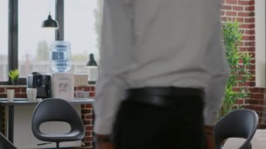 A.A. rehabilitasyon seansında kadın terapist insanları bağımlılıkla selamlıyor.