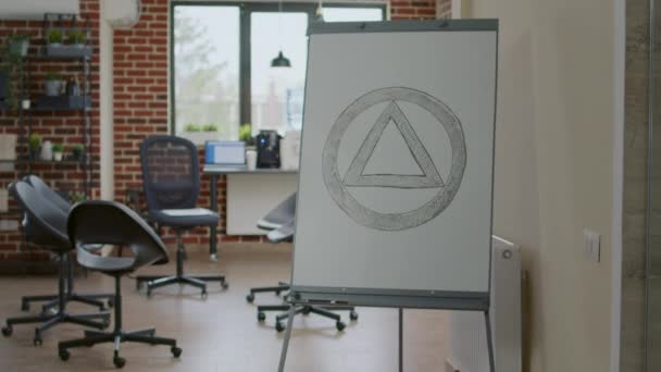 Close-up van het whiteboard met aa meeting symbool en stoelen in lege ruimte voor groepstherapie — Stockvideo