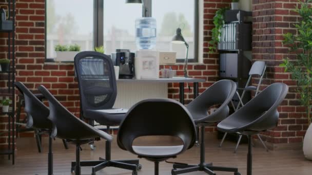 Порожня кімната, розроблена зі стільцями в колі для групової терапії сеансу з людьми — стокове відео