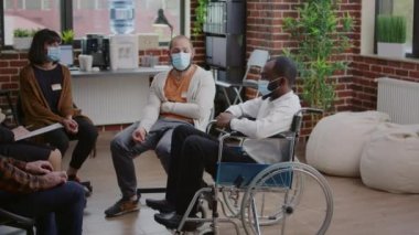 Koronavirüs salgını sırasında grup terapisine katılan engelli Afrikalı Amerikalı bir adam.