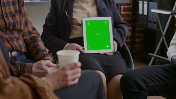 Primo piano del consulente che tiene lo schermo verde verticalmente sul tablet durante una sessione di terapia aa — Video Stock