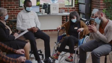 Bağımlı bir kadın terapi için alkolikler toplantısında psikiyatristle oturuyor.