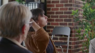 A.A. grup terapisinde kadınların titremesi ve insanların önünde kriz geçirmesi.