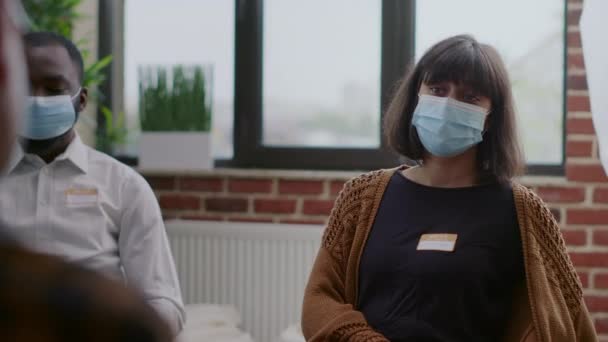 Close-up van vrouw met gezichtsmasker bijwonen aa groep therapie sessie — Stockvideo