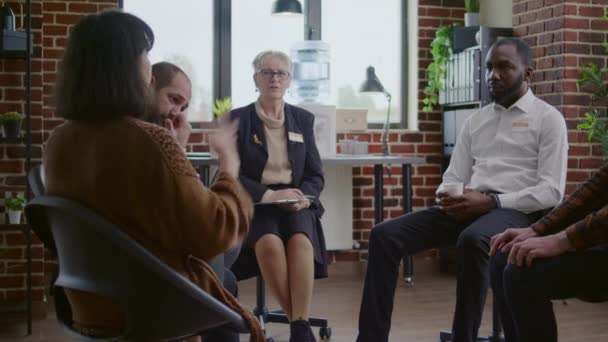 Mujer terapeuta escuchando a las personas con problemas de adición en la reunión del grupo aa — Vídeo de stock