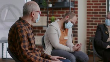 AA grup terapisinde alkol ve uyuşturucu bağımlılığından bahseden yaşlılara yakın çekim