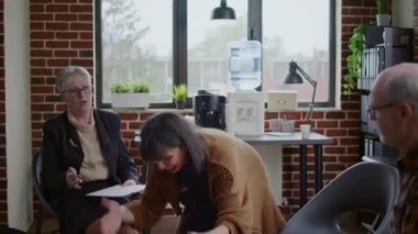 Gergin kadın, A.A. toplantısında öfke kontrolü sorunları yüzünden umutsuz bir tepki veriyor.