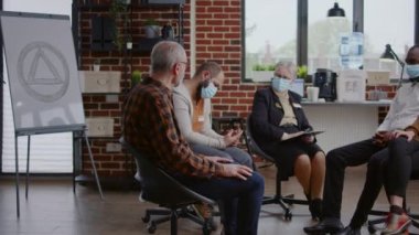 Üst düzey bir adam alkolik grup toplantısındaki insanlarla bağımlılıktan bahsediyor, terapistten tavsiye alıyor.