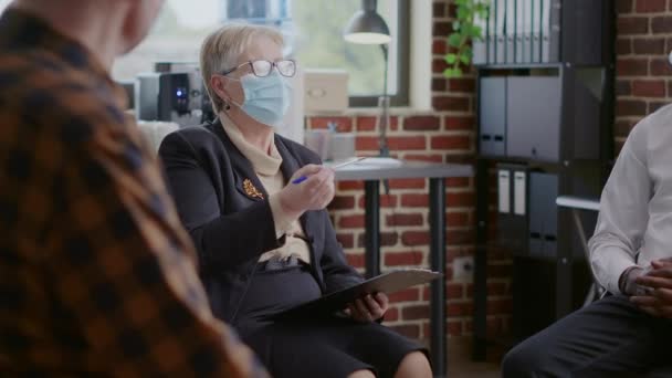 Mujer psiquiatra tener conversación con personas en aa reunión durante covid 19 pandemia — Vídeos de Stock