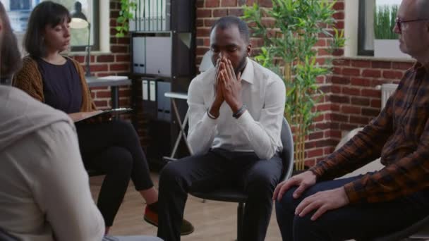 Verzweifelter Mann legt vor Suchtkranken Geständnis bei Treffen der Selbsthilfegruppe ab — Stockvideo