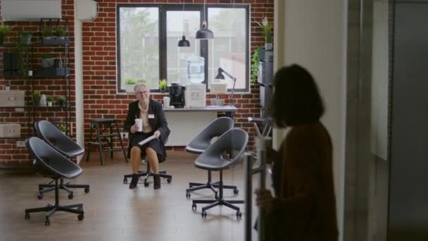 Pessoas que chegam juntas em uma sessão de terapia de grupo com psicoterapeuta — Vídeo de Stock