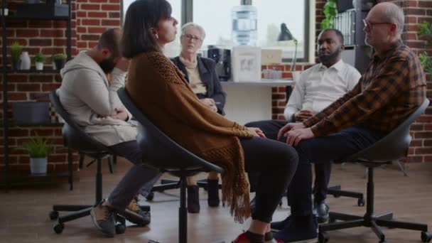 Žena sdílet smutný příběh s lidmi a psycholog na aa skupinové terapii — Stock video