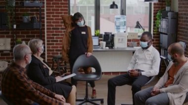 Öfke kontrolü sorunu olan bir kadın A.A. terapi toplantısında insanlarla bağımlılıktan bahsediyor.