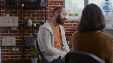 Alkol bağımlısı terapistle grup toplantısında sinir krizi geçiriyor ve ağlıyor.