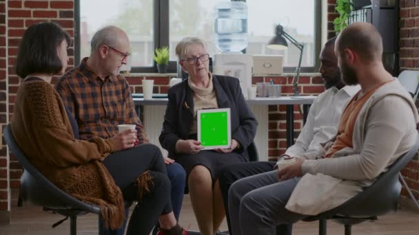 Mensen en psycholoog kijken naar tablet met groen scherm op aa groepsvergadering — Stockvideo