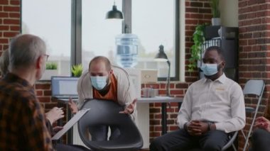 Öfke kontrolü sorunu olan bir adam grup toplantısında sinirsel tepki veriyor.