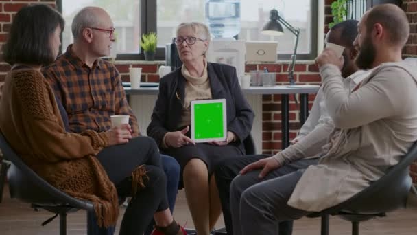 Psychoterapeuta i pacjenci patrzący na zielony ekran na tablecie cyfrowym, uczestniczący w spotkaniu aa. — Wideo stockowe