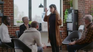 A.A. terapi toplantısında grup önünde sinir krizi geçiren bir kadın.