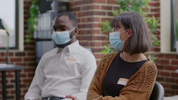 Крупним планом жінка, яка відвідує зустріч з людьми під час пандемії ковадла 19 — стокове відео